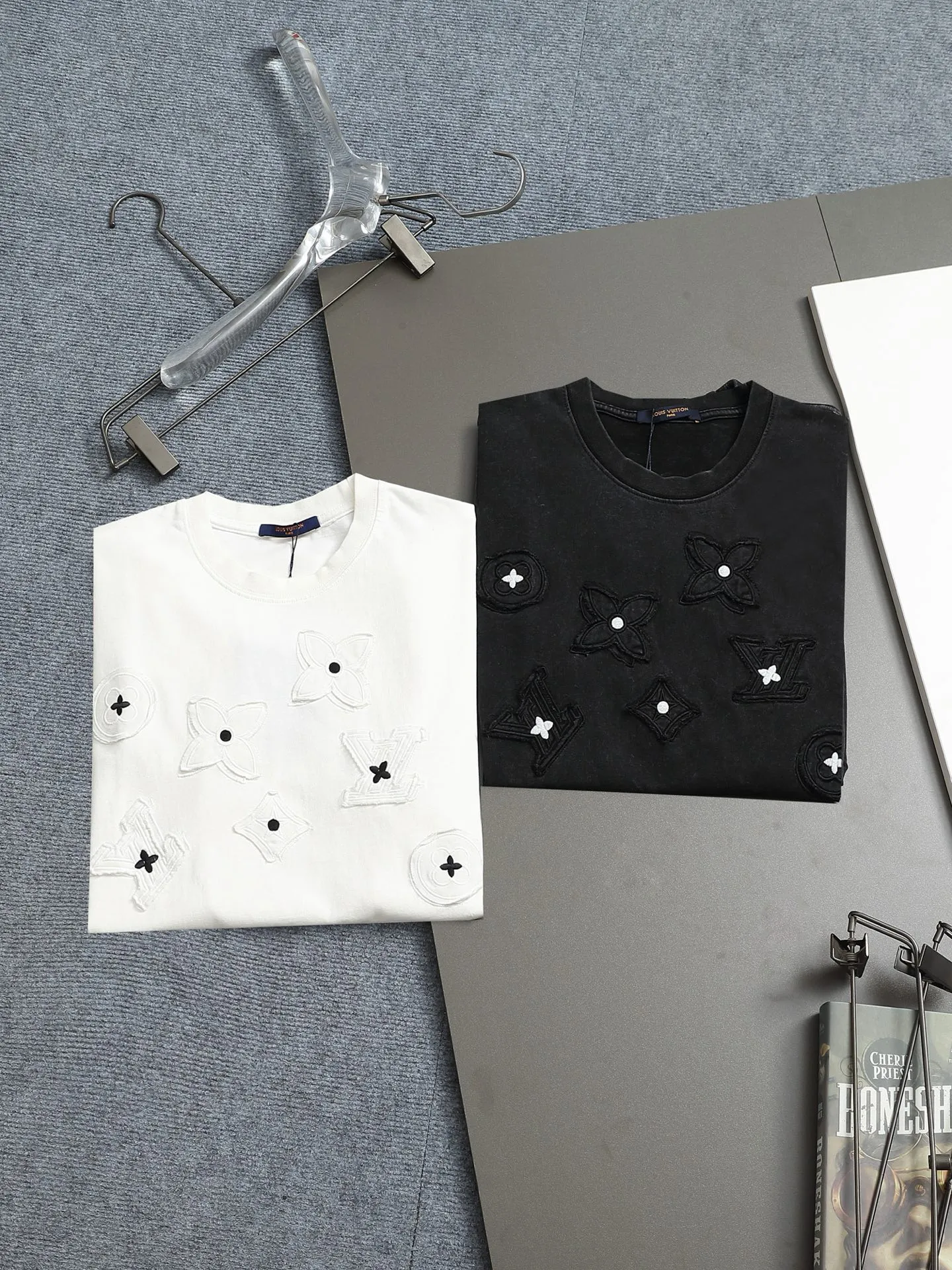 🅿️232 𝗟𝗼𝘂𝗶𝘀 𝗩𝘂𝗶𝘁𝘁𝗼𝗻/LV Louis Vuitton classic presbyopic LOGO patch embroidery🪡 logo 300g round neck heavy industry logo brand short sleeves official synchronization 1:1 original mold opening fashion personality versatile trend pure original quality original washed fabric Hang tag Collar label Washed wheat Complete with three labels Color: white. Washed black Size: 𝐒-𝐗𝐋